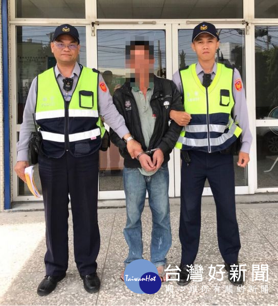 警員蘇文欽等連續3日都抓到民眾涉嫌酒駕案件，蘇姓男子騎乘未縣掛號牌機車，攔查後酒測值0.39毫克。（記者陳昭宗拍攝）