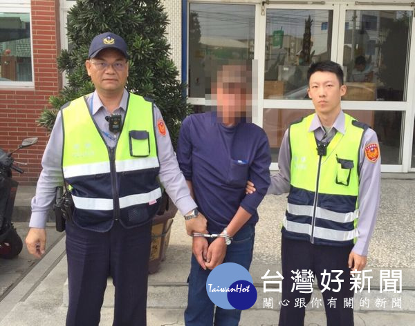 警員蘇文欽等連續3日都抓到民眾涉嫌酒駕案件，李姓男子未戴安全帽，攔查後酒測值高達1.20毫克。（記者陳昭宗拍攝）