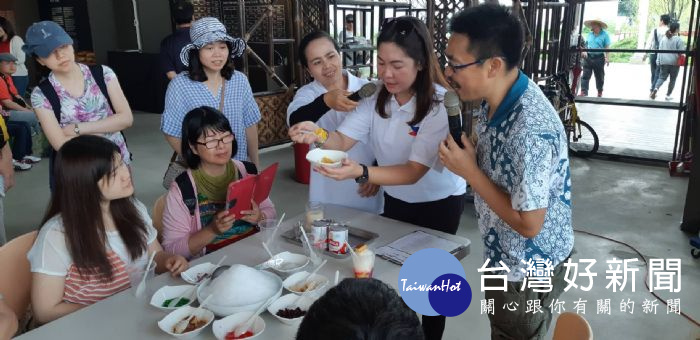 馬尼拉經濟文化辦事處高雄分處處長賴愛仁教你現場DIY做HALO-HALO,帶您清涼一下。
