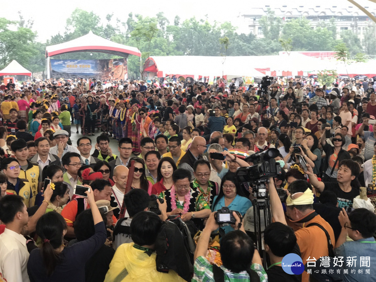 桃園市長鄭文燦前往中壢區龍岡大操場,出席「2018龍岡米干節潑水祈福潑水節」。