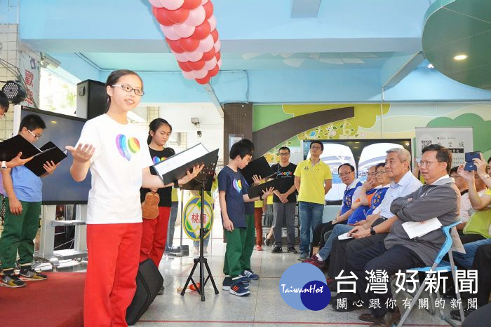 鄭文燦強調,語言是活的,必須擺脫過去單向式、填鴨式教學,而是要從生活情境中學習。