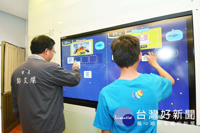 鄭文燦強調,語言是活的,必須擺脫過去單向式、填鴨式教學,而是要從生活情境中學習。