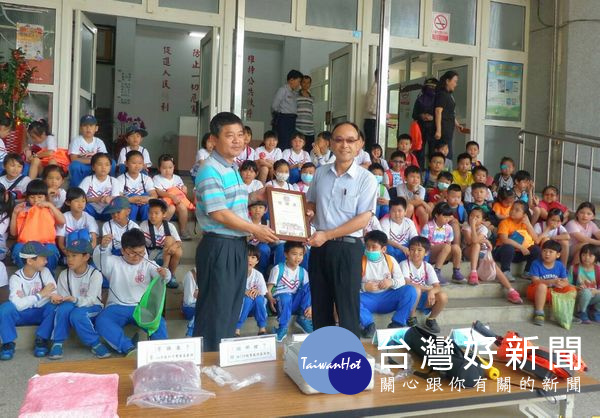 謝中憲主任特別頒贈感謝狀，給警察伯伯及阿姨，替辛苦的人民保母加油打氣，由分局長廖志明代表接受並合影留念。（記者陳昭宗拍攝）