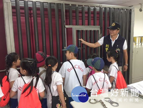 參觀戒護室時，師生一片寂靜，員警即時教導法律常識，告知一旦犯罪就可能失去人身自由。（記者陳昭宗拍攝）