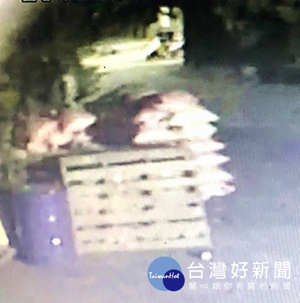 警方呼籲,堆置在家門口的作物容易失竊,儘可能搬進屋內或做好掩蔽遮蓋維護,降低失竊的風險。(記者陳昭宗拍攝)