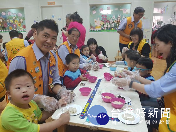 育達獅子會副會長賴建旺、育達慈善會輔導會長黃文正等人,引導著雲林家扶的小朋友體驗麻糬捏捏樂。