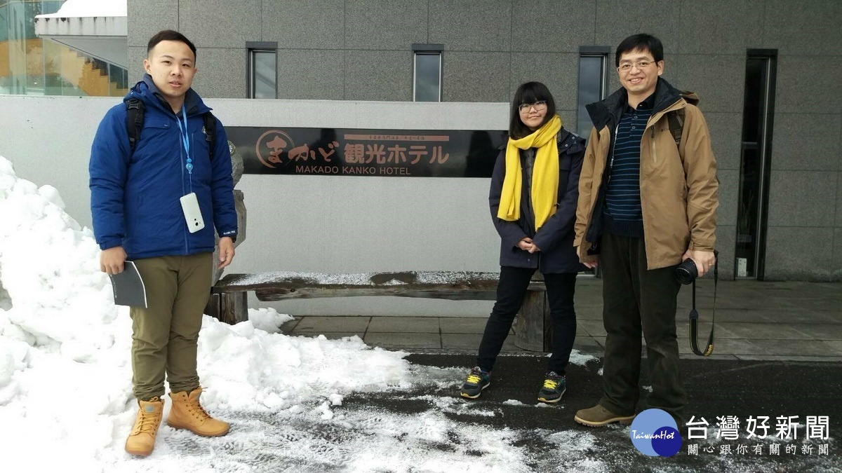 南開學校老師(右一右二)赴日探望黃同學。(南開提供)