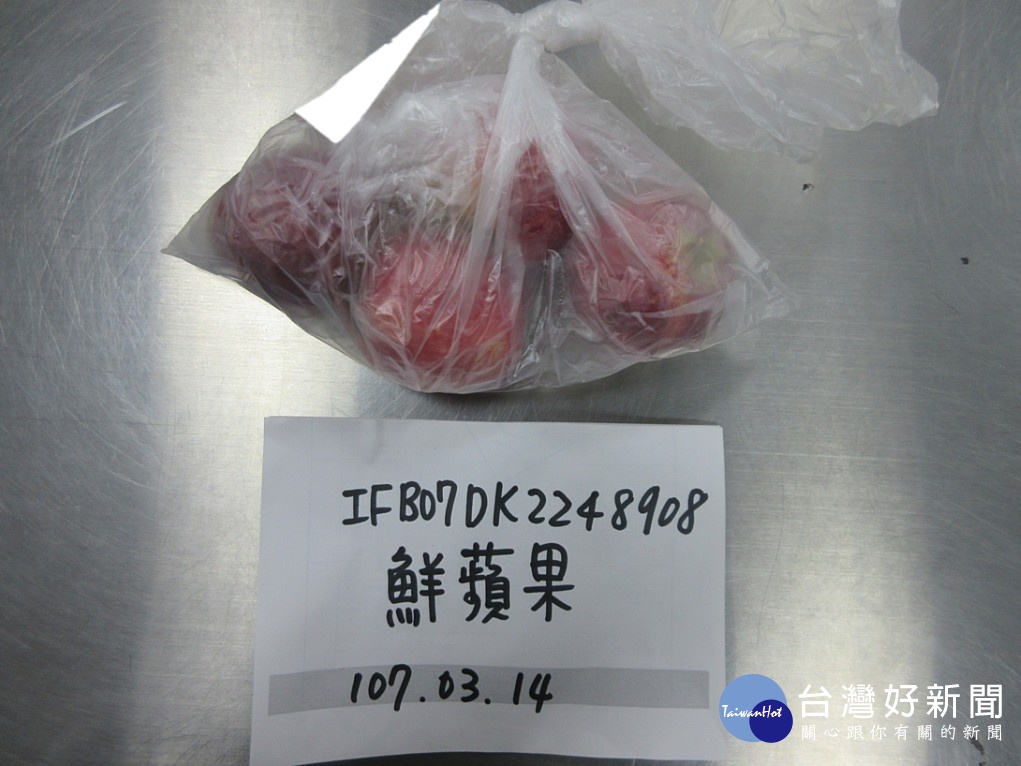 生活良好公司在2018年3月13日報驗,進口自紐西蘭的TENROY鮮蘋果,被食藥署邊境查驗檢出殘留農藥普快淨0.01ppm不符現有規定,20580公斤貨品全被食藥署做出退運或銷毀處置,未流入市面販售。(圖/衛福部食藥署)