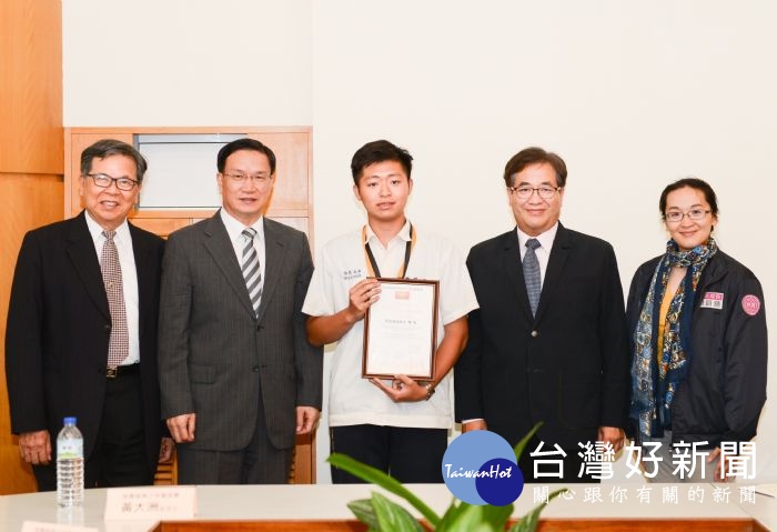 副市長游建華期勉同學們持續投入志工服務的行列,運用己身專業及熱忱,服務社會大眾。