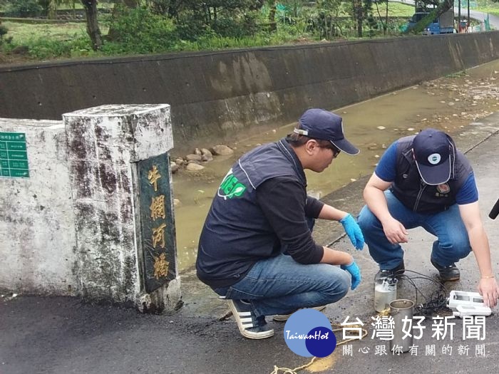 業者進行污染改善期間,環保局每日派3-4組人員(6-8人)至現場督導業者進行清理作業。
