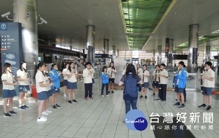 中壢區青埔國中的同學們,用直笛演奏精彩曲目,來往的旅客忍不住停下腳步,聆聽這美妙的樂音。
