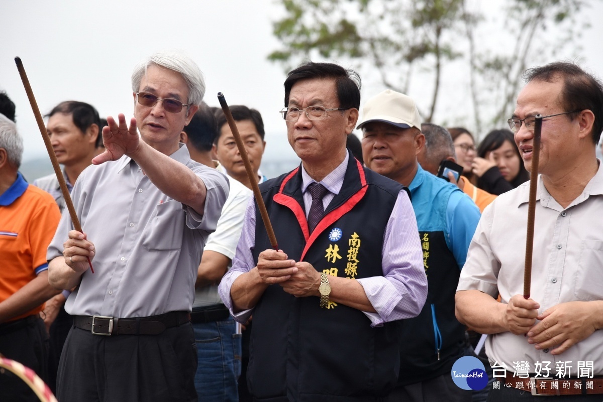 林縣長（中）偕同貴賓一起上香祈福。