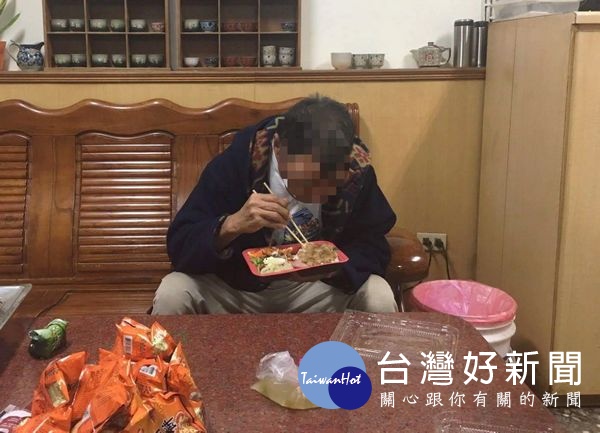 男子身上無攜帶任何證件,且講話怪異,只會說肚子餓,員警遂將其帶回分駐所查明身份,並提供便當充饑。