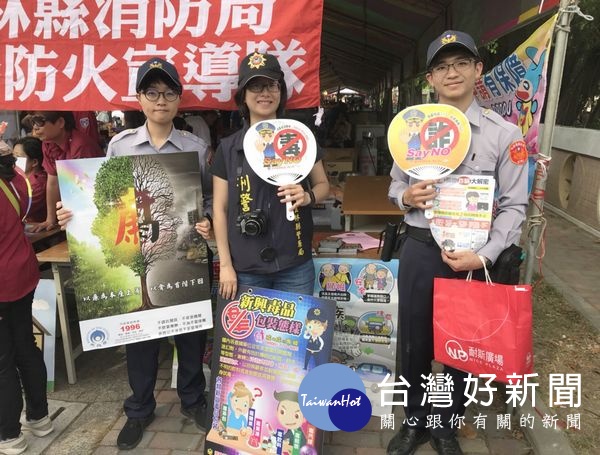 北港警分局藉由校慶園遊會人潮聚集,設攤宣導「反毒、反詐、交通、廉政、婦幼、被害人保護」。