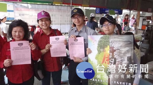 北港警分局藉由校慶園遊會人潮聚集,設攤宣導「反毒、反詐、交通、廉政、婦幼、被害人保護」。