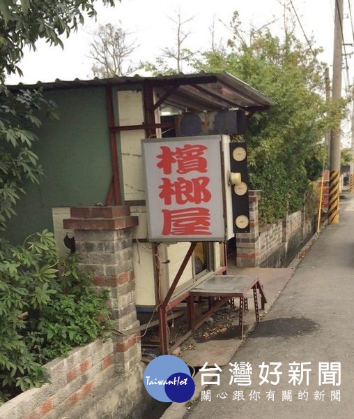 檳榔攤於凌晨遭人敲破玻璃門入內行竊,歹徒撬開抽屜四處翻找,最後偷走50元硬幣共3000元後離去。