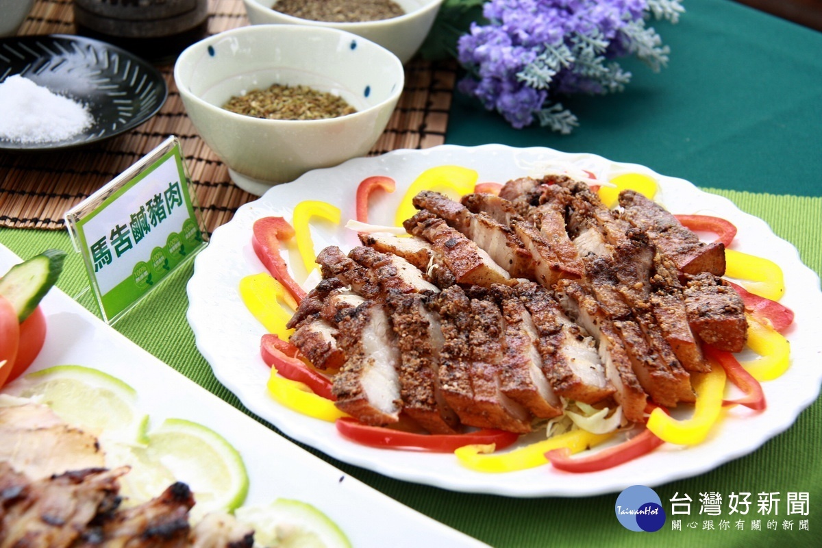 南投香草豬結合原住民的香料馬告製成馬告鹹豬肉。( 記者扶小萍攝)