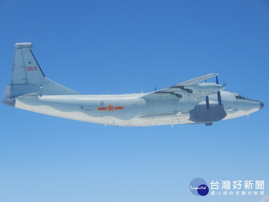 國防部26日證實中共轟6、運8、圖154等型機多架次,上午穿越宮古水道進入西太平洋,經巴士海峽後飛返原駐地,進行遠海長航訓練活動。此次國防部也少見地發布中共轟6、運8、圖154的飛航照片。(圖/國防部)