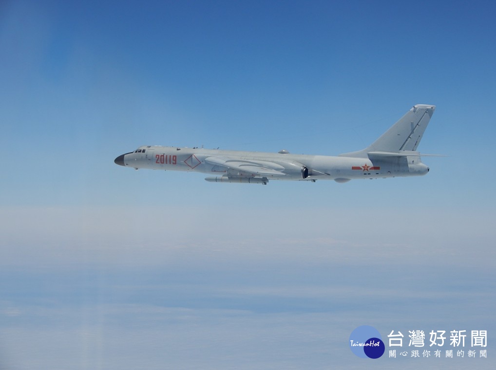 國防部26日證實中共轟6、運8、圖154等型機多架次,上午穿越宮古水道進入西太平洋,經巴士海峽後飛返原駐地,進行遠海長航訓練活動。此次國防部也少見地發布中共轟6、運8、圖154的飛航照片。(圖/國防部)