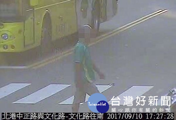 警方調閱沿線監視器比對GPS定位追蹤手機,鎖定有強盜紀錄的列管毒蟲特徵與竊嫌相符。(記者陳昭宗拍攝)