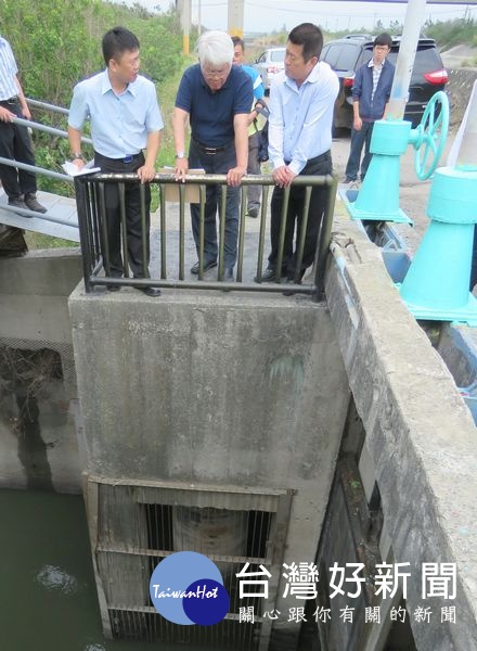 縣長李進勇在水利處長許宏博、鄉長趙瑞和陪同下會勘台西排水工程。