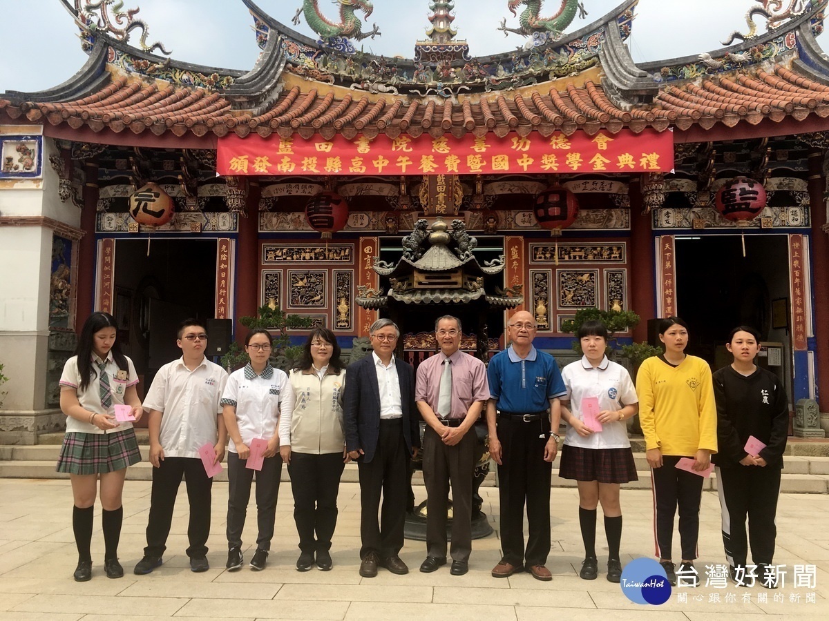 18℃文化基金會執行長王又興（ 左五）也代表捐贈。（記者扶小萍攝）