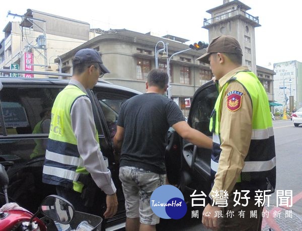 虎尾所警員陳敬文、替代役王健玟巡勤時發現迷途長輩,積極協助尋訪家屬,幫助老婦平安返家。(記者陳昭宗拍攝)