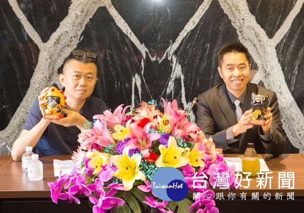 武德宮主委林安樂與CMoney創辦人李岳能展示今年的文創主商品財神爺套組和虎爺套組,邀信眾一起行善添福氣。(記者陳昭宗拍攝)