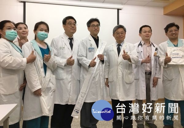 院長吳錫金、副院長馮逸卿率北港附醫心導管團隊成功挽救肺動脈栓塞患者寶貴性命。(記者陳昭宗拍攝)