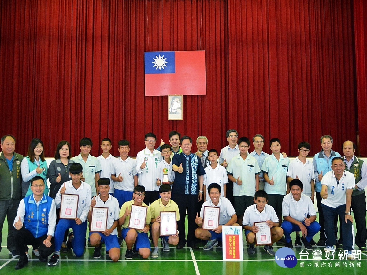 榮獲第72屆全國橄欖球錦標賽冠軍,桃園市長鄭文燦頒獎表揚石門國中橄欖球隊。