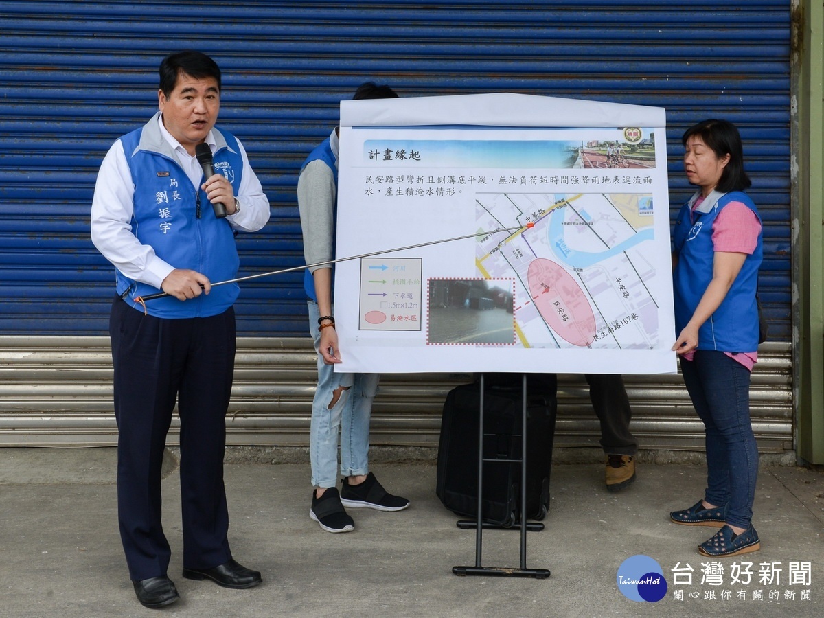 桃園市政府水務局長劉振宇進行大園民安路H幹線支線雨水下水道工程簡報。