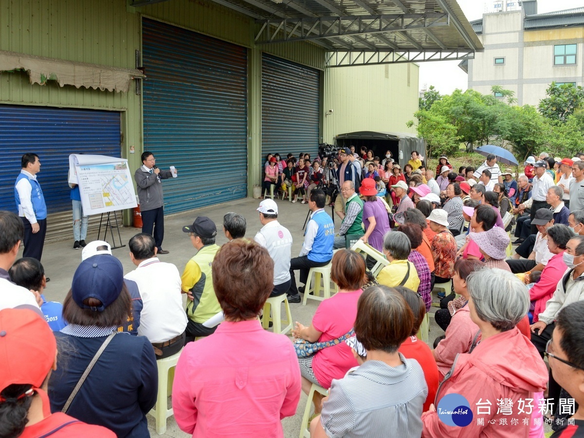 桃園市長鄭文燦視察大園民安路雨水下水道工程，面對面和民眾說明。