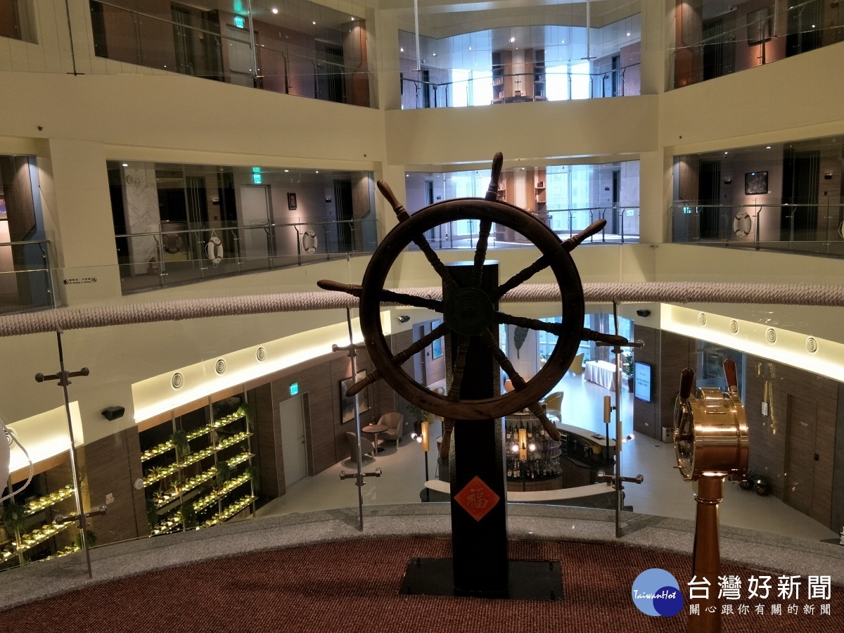 引導航行方向的裝置「舵」，妝點飯店內部空間，讓航海更有氛圍。