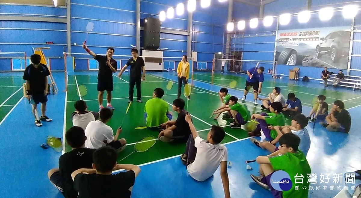 校外會辦理「運動休閒養成教育-羽球營」活動,培養孩子們正向、勇敢、不放棄的態度,同時養成良好的休閒娛樂活動。