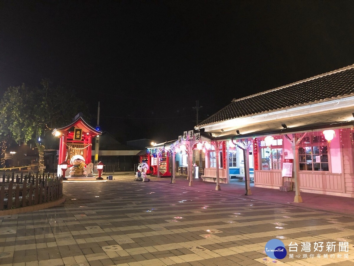 夜間的集集火車站外景。