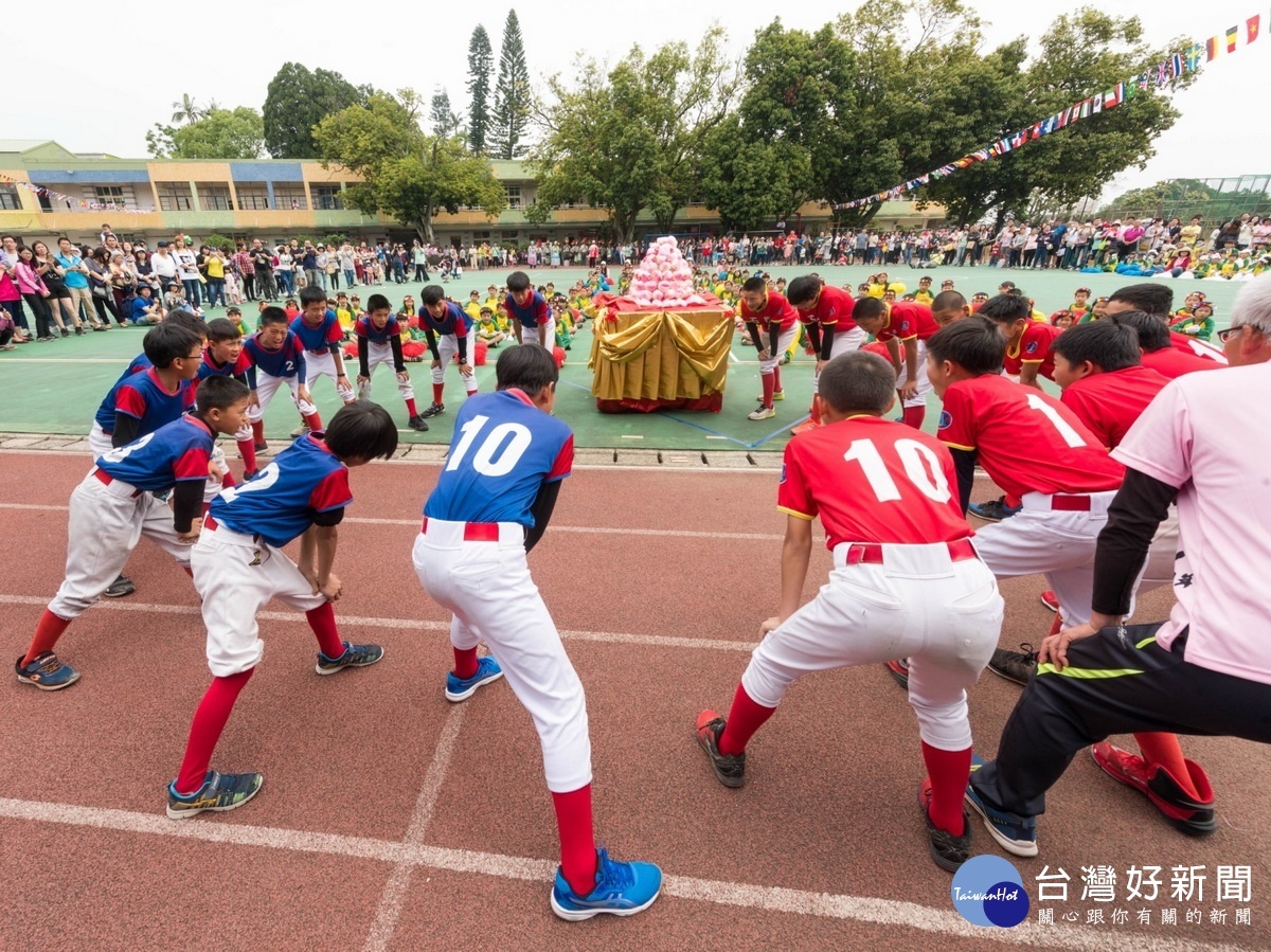 桃園市石門國小 100周年校慶活動中，學生們獻上壽桃。