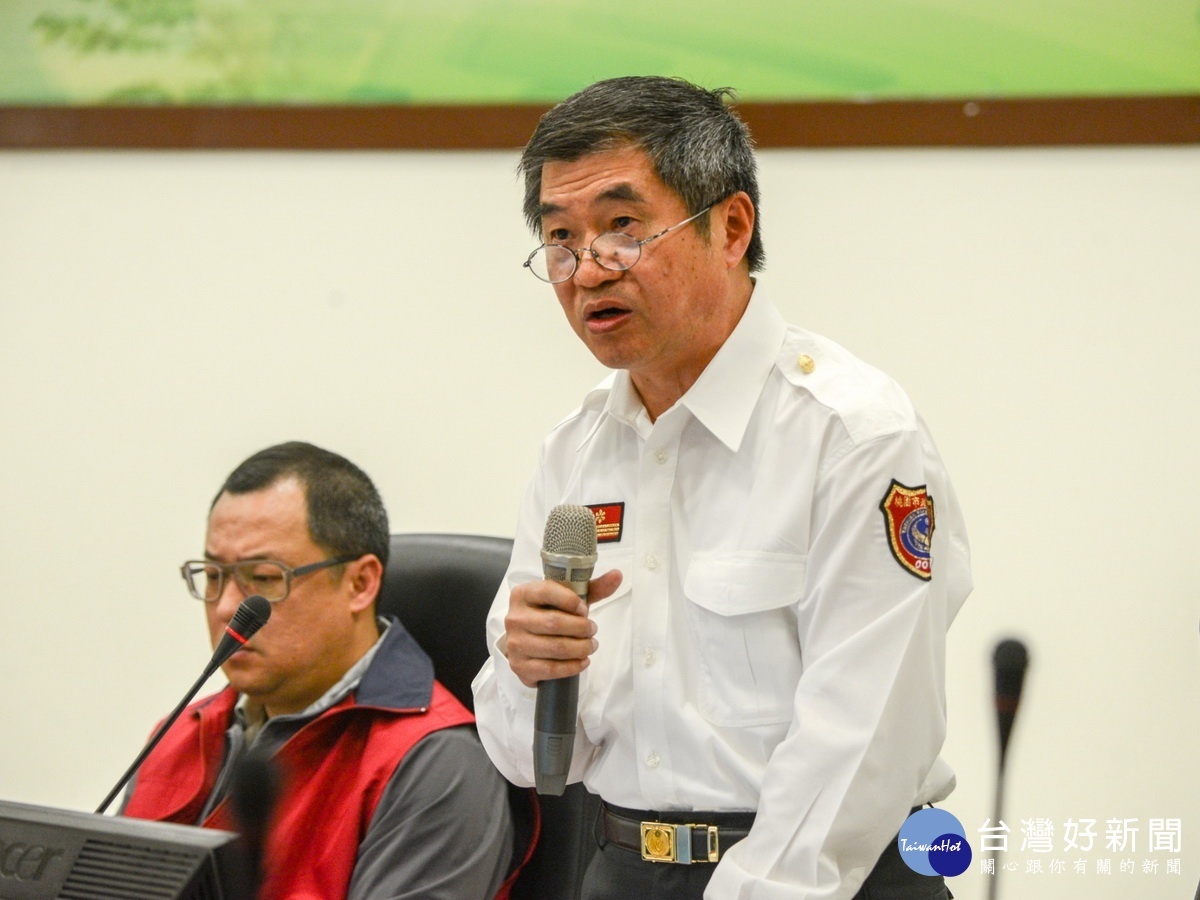 市府消防局長胡英達於「0428工廠火警災害應變中心第一次工作會議」中，報告搶救過程及敬鵬工廠安檢情形。
