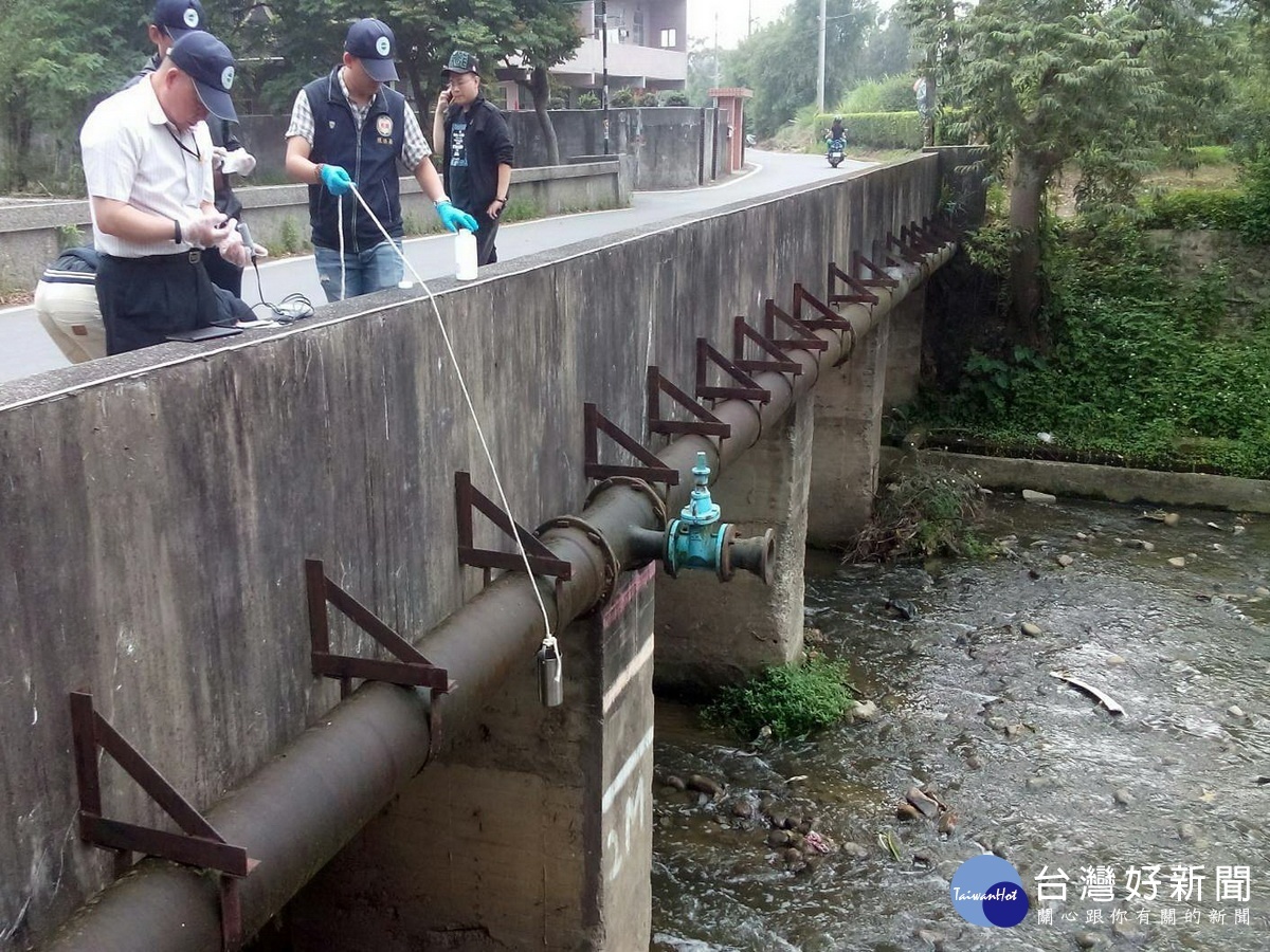 平鎮敬鵬工業公司火災火災事件， 桃園市政府環保局於附近河川進行水質監測。