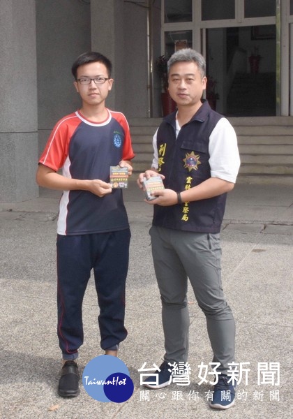 北港偵查隊長郭建宏發送「反毒賞金獵人卡」等多元創意宣導,學生反應熱烈,效果甚佳。