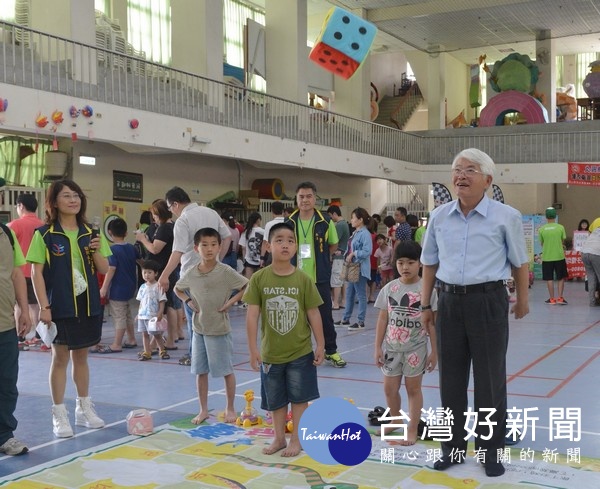 李進勇縣長陪同孩子們體驗真人大富翁遊戲,場面溫馨、充滿歡樂。