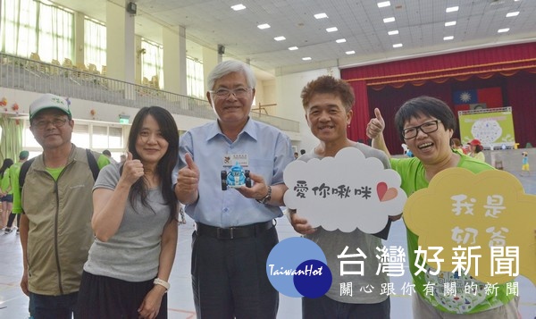 手作家陳盈伶及盆偶藝師陳威光等人,將泥塑DIY結合廢棄玩具製作的名片夾送給李進勇縣長作紀念。