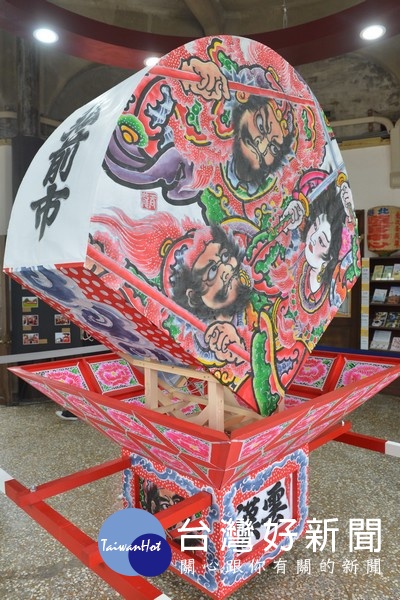 扇形燈籠花車在弘前睡魔祭上扮演重要的角色,為日本重要無形民俗文化。