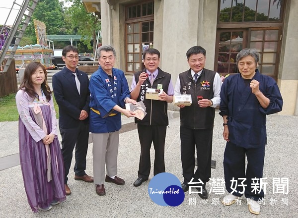 副縣長丁彥哲、北港鎮長張勝智與弘前市觀光部理事小笠原潤、日本繪師三浦吞龍等互贈紀念品,促進台日文化交流。