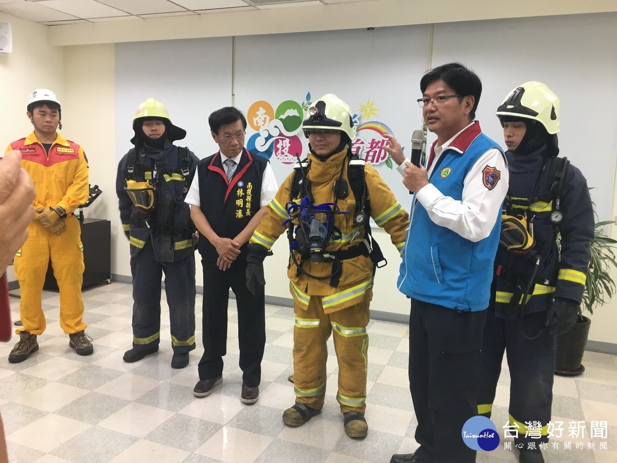 消防局長林聰吉設明現有設備。(記者扶小萍攝)