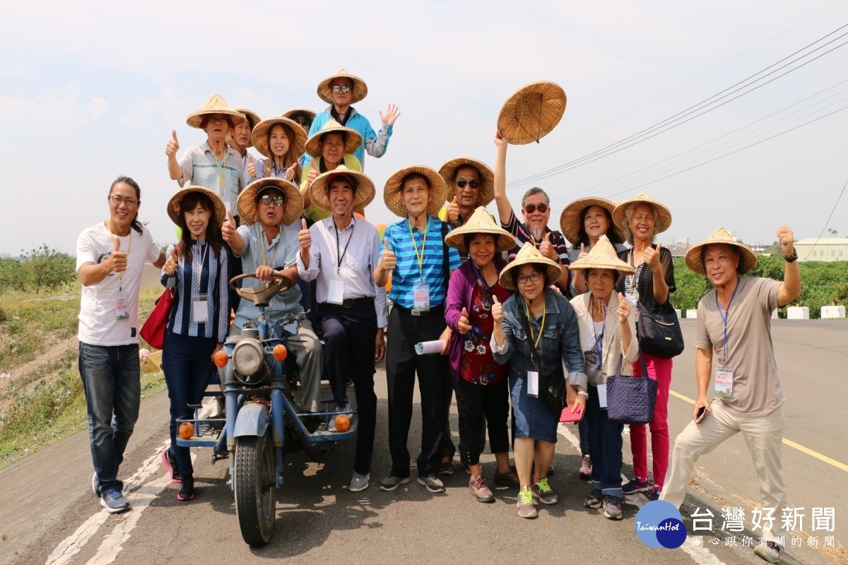 李佳翰(左1)為參與學員導覽。