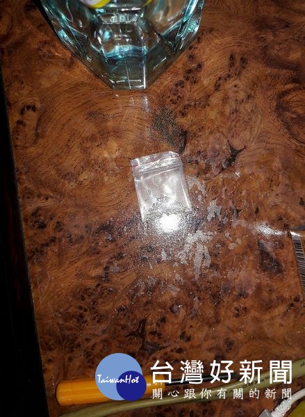 犯嫌持有二級毒品安非他命一包毛重0.08公克、安非他命玻璃球吸食器2個、噴燈1支等證物。(記者陳昭宗翻攝)