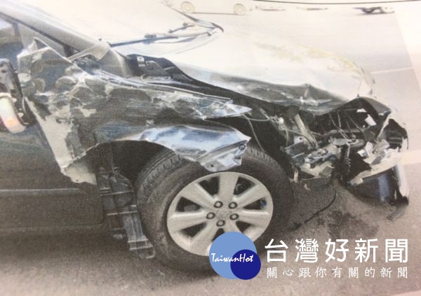 女子酒駕自撞,車輛嚴重毀損,幸好僅受輕傷,但因貪杯將被移送法辦,害人害己。