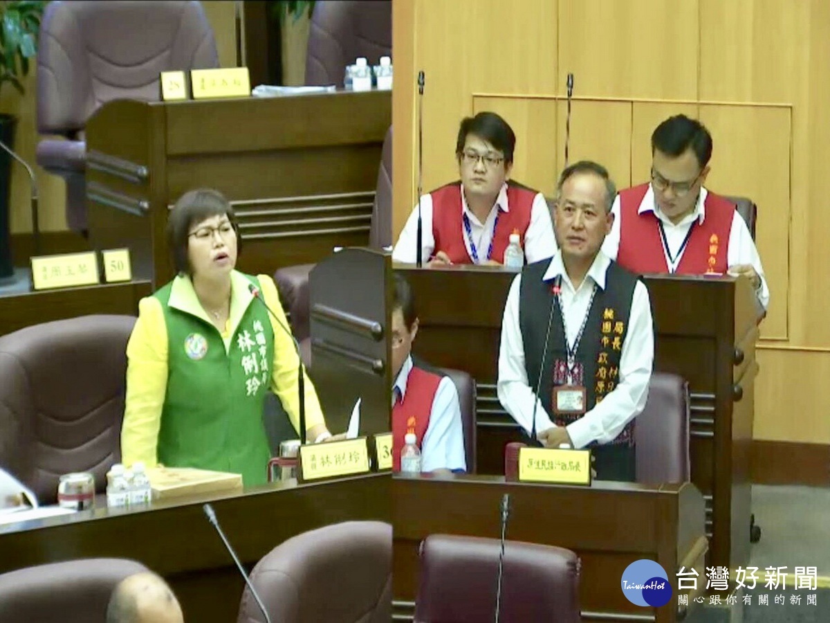 桃園市議員林俐玲鼓勵原民局長林日龍學習日語,為原民朋友行銷水蜜桃到日本。