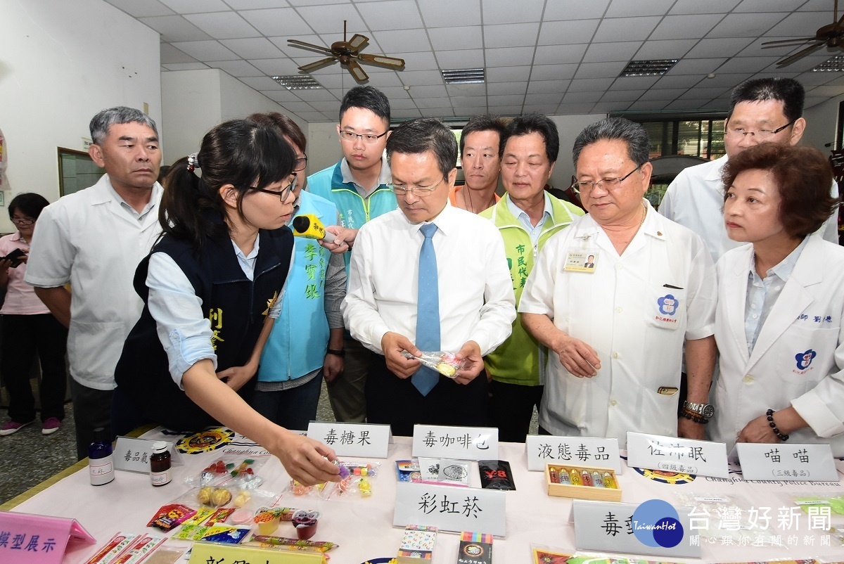 反毒意識在地生根,警察局同仁解說新興毒品樣態。圖/記者鄧富珍攝