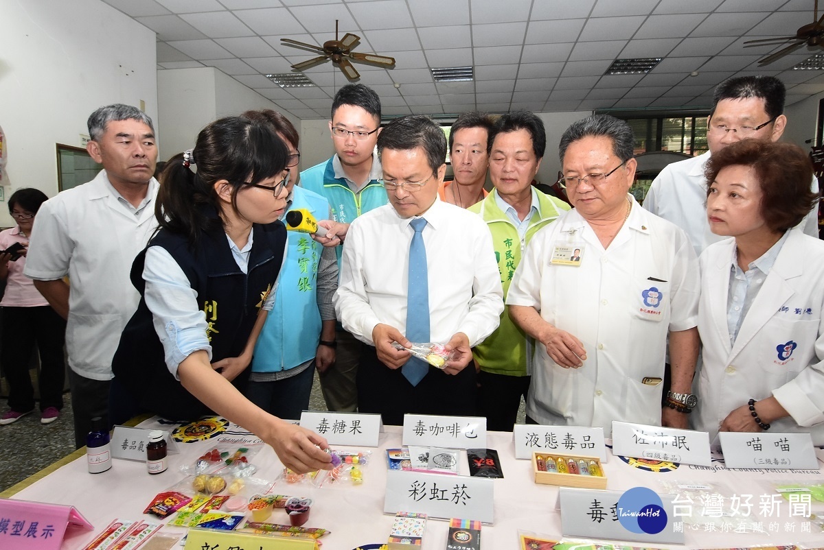 反毒意識在地生根，警察局同仁解說新興毒品樣態。圖／記者鄧富珍攝